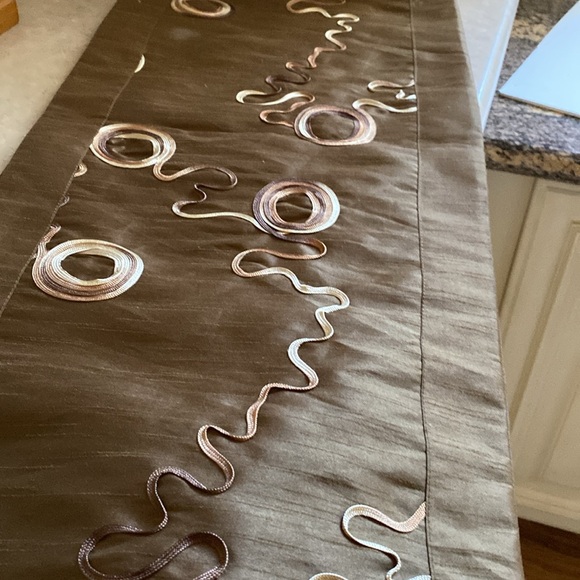 Elegant table runner. - Picture 2 of 4